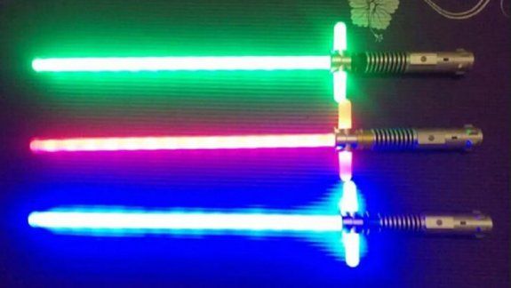 Alertan que los juguetes con láser como las espadas de Star Wars pueden dañar la visión