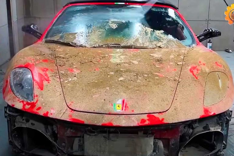 Muy lejos del brillo con el que salió de Maranello, esta Ferrari F430 volvió a vivir gracias al amor y dedicación del youtuber.