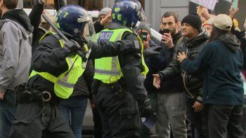 londres: mas de 60 detenidos en marcha anticuarentena londres: mas de 60 detenidos en marcha anticuarentena