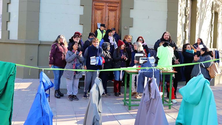 Las obreras textiles llevan sus máquinas de coser a Casa de Gobierno para pedir que les compren la producción