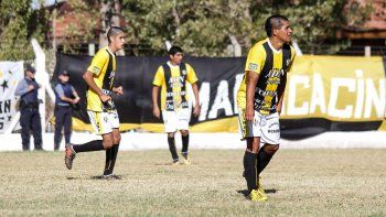 video: festejo con una bandera de las malvinas y el arbitro lo echo video: festejo con una bandera de las malvinas y el arbitro lo echo