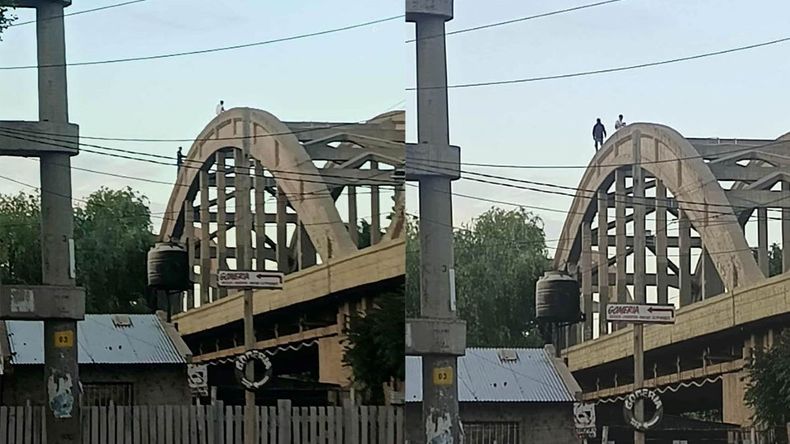 Gravísimo riesgo: dos muchachos se suben a los arcos del puente viejo y se van camionando hacia Neuquén. Vecinos afirman que sucede todos los fines de semana. | LM Neuquen Gravísimo riesgo: dos muchachos se suben a los arcos del puente viejo y se van camionando hacia Neuquén. Vecinos afirman que sucede todos los fines de semana.