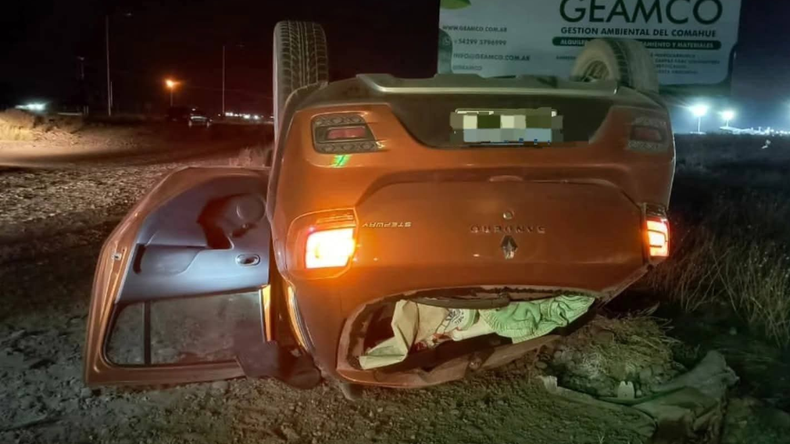 Vuelco en la rotonda de Ruta 51 y Ruta 67: tres personas que iban al lago Mari Menuco resultaron heridas | LM Neuquen Vuelco en la rotonda de Ruta 51 y Ruta 67: tres personas que iban al lago Mari Menuco resultaron heridas