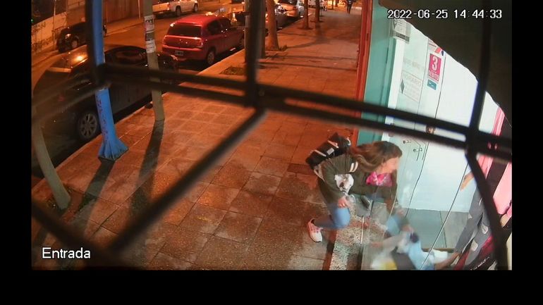 Video: robó un buzo de una vidriera y quedó escrachado