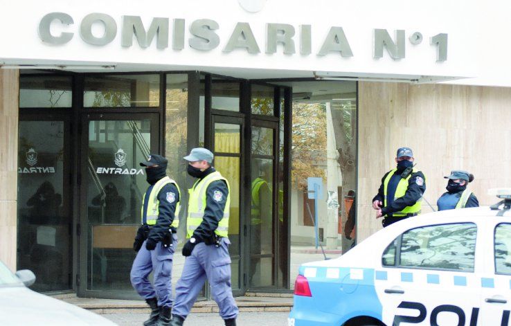 Personal de la Comisaría Primera intervino en los primeros minutos.