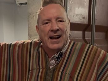 PiL, Sex Pistols y Patagonia: así terminó John Lydon con un poncho de Chubut.