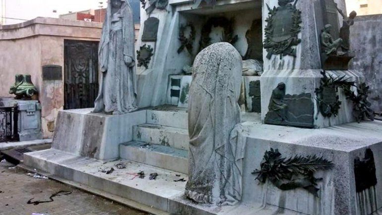 Una mujer resultó herida luego de explotarle una bomba casera en el cementerio de Recoleta