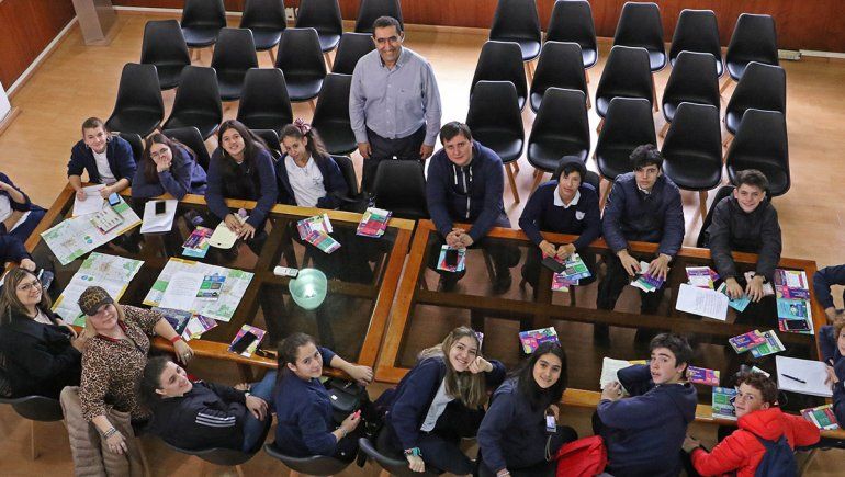 Secundarios visitan la Muni y charlan con funcionarios