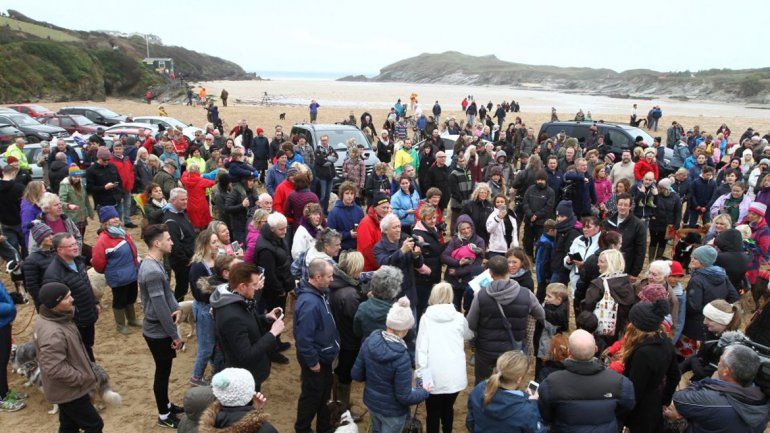 Mark le da a su perro Walnut uno de los últimos besos. El animalito tenía 18 años y estaba enfermo. Luego del paseo por la playa lo llevó al veterinario y lo durmió para siempre.