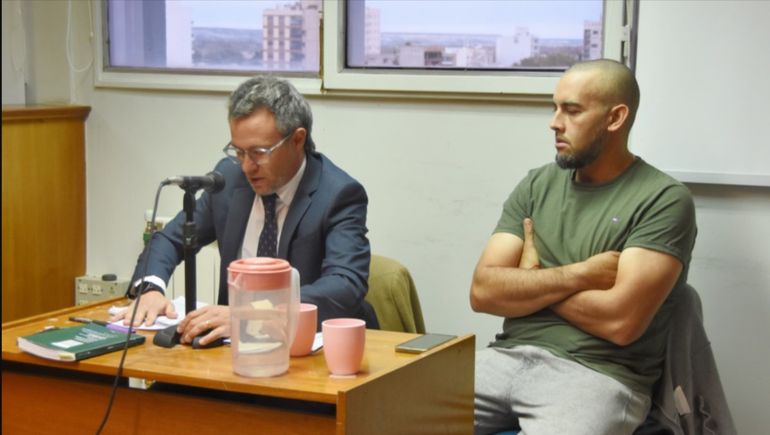 El productor Ricardo La Regina (derecha) junto a su abogado en la audiencia de apelación del juicio por la Masacre de Punta Tomob