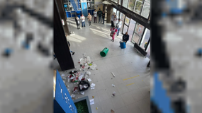 El hall central de la sede de Comodoro Rivadavia de la Universidad de la Patagonia, lleno de basura tras la sorprendente agresión.&nbsp;&nbsp;