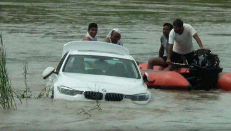 Insólito: tiró al río un BMW porque a sus padres les pidió un Jaguar