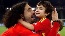 Marc Cucurella y su hijo tras ganar el Mundial 2026.