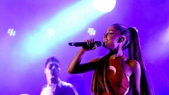 Ariana Grande brindó un show lleno de emoción