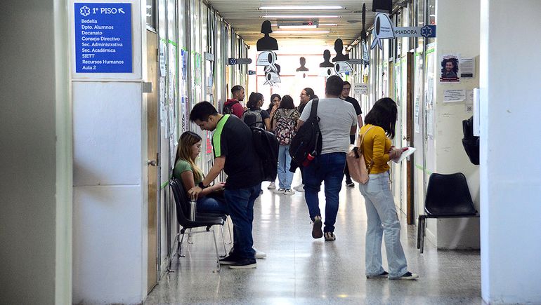 Ya se inscribieron 4.100 nuevos alumnos a las diferentes carreras que ofrece la UNCo. Ya se inscribieron 4.100 nuevos alumnos a las diferentes carreras que ofrece la UNCo.
