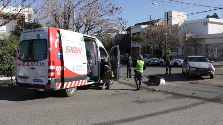 Susto en el centro por un fuerte choque entre una camioneta y un auto