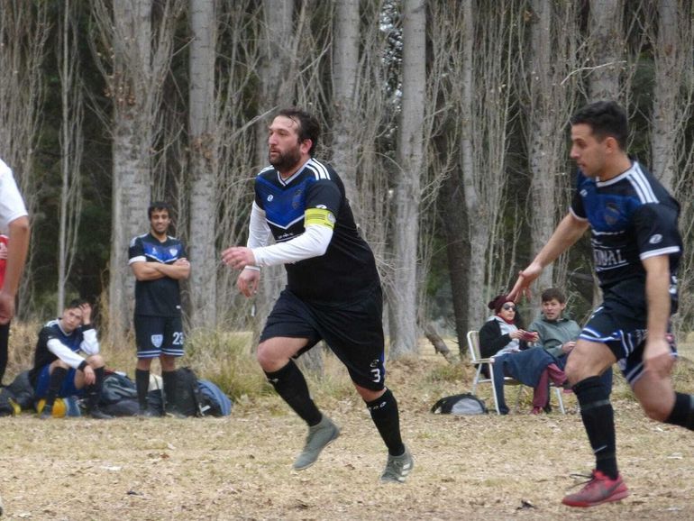 Juan Caliani con la camiseta de su equipo Mandale Mecha. 