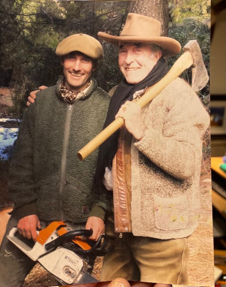 Don Eberardo y su hijo, Bertil. Cada uno con su herramienta de trabajo. Don Eberardo y su hijo, Bertil. Cada uno con su herramienta de trabajo.