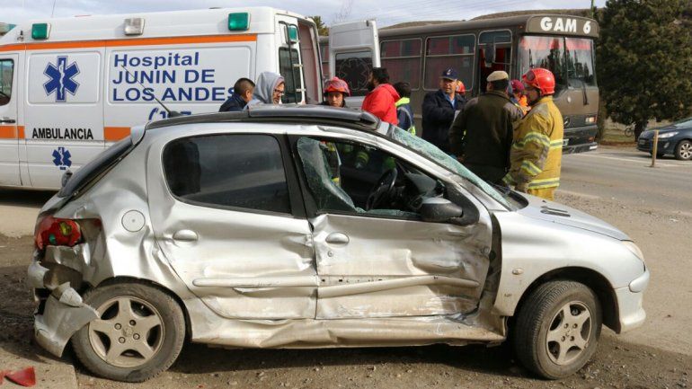 Una mujer resultó con heridas leves tras chocar contra un colectivo del Ejército