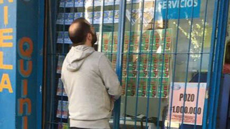 La agencia y ¿una cábala? José en la puerta del local donde jugó