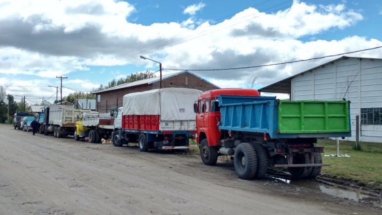 Camioneros de Junín bloquean el ingreso a Vialidad en reclamo de trabajo