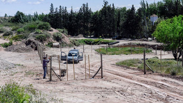 Denuncian a la vecina que alambró una calle
