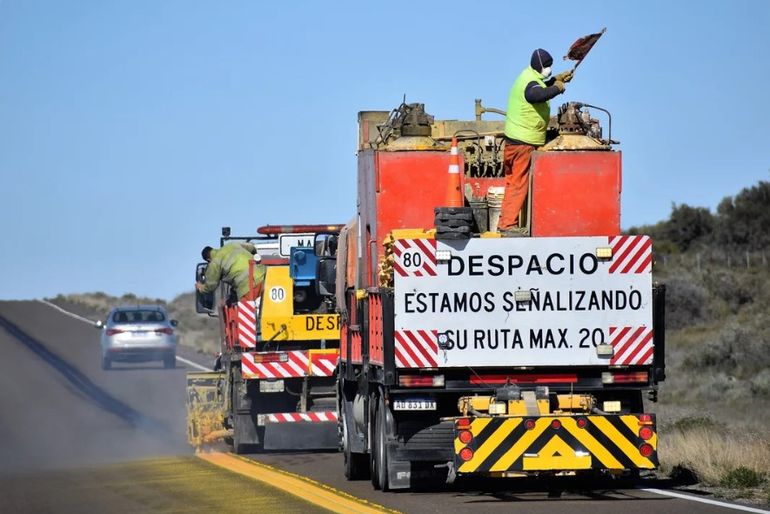Las máquinas de Vialidad Nacional ya trabajan en la ruta 3, desde Trelew hacia Comodoro Rivadavia. Las máquinas de Vialidad Nacional ya trabajan en la ruta 3, desde Trelew hacia Comodoro Rivadavia.
