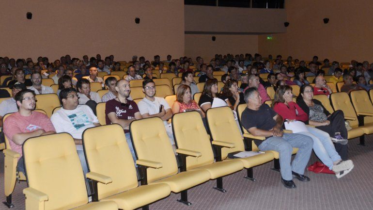 La última clase para taxistas y colectiveros convocó a 500 personas.