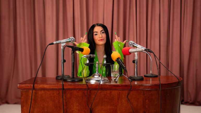 Lejos de entrar en el juego de Javier Milei, Lali Espósito continúa con sus trabajos.