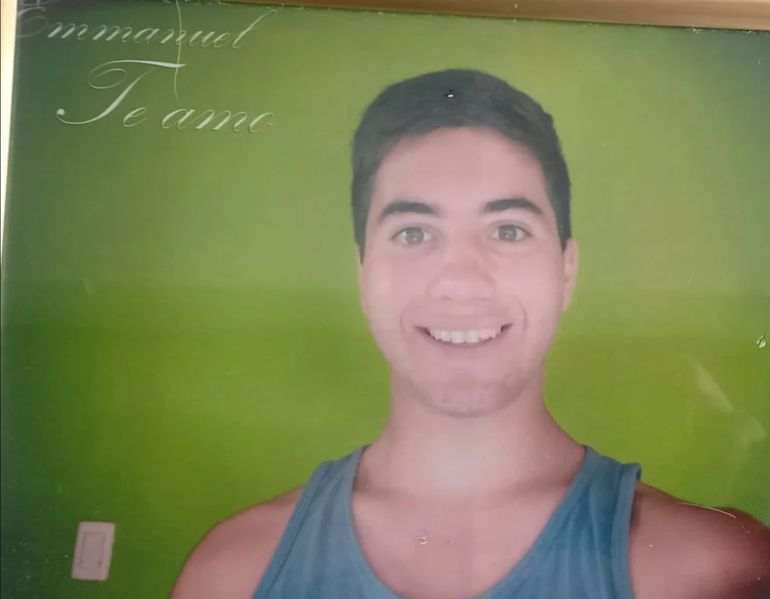 Emanuel Pires tenía 16 años y andaba en cuatriciclo con amigos por la playa cuando fue alcanzado por el disparo de los cazadores de guanacos. Emanuel Pires tenía 16 años y andaba en cuatriciclo con amigos por la playa cuando fue alcanzado por el disparo de los cazadores de guanacos.