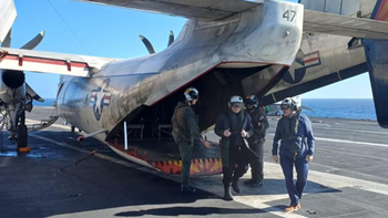 El mandatario partió desde Aeroparque a las 10 de la mañana y aterrizó en la cubierta del buque una hora y media más tarde. El mandatario partió desde Aeroparque a las 10 de la mañana y aterrizó en la cubierta del buque una hora y media más tarde.