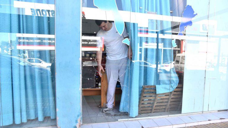 El ladrón ingresó al local tras romper un vidrio y se alzó con mil pesos.