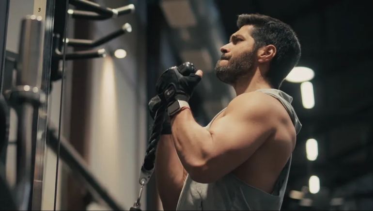 Un candidato a presidente de Uruguay hizo un spot en musculosa y pesas