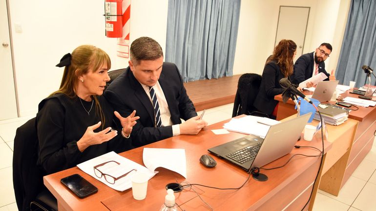 Beatriz Peláez junto al abogado querellante Juan Coto en la audiencia de formulación de cargos. Beatriz Peláez junto al abogado querellante Juan Coto en la audiencia de formulación de cargos.