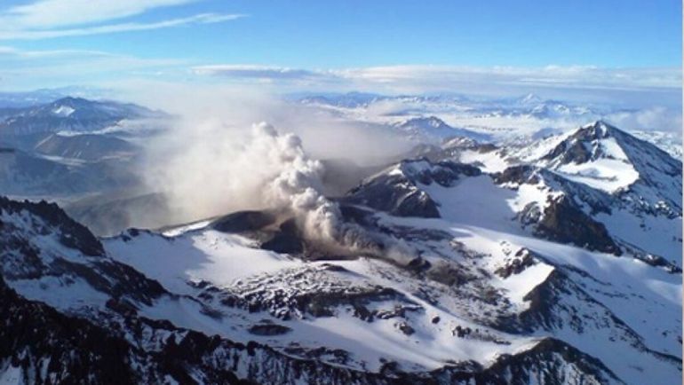 Alerta por el aumento de actividad de un volcán en la frontera de Argentina y Chile