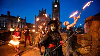 Halloween-performers-on-the-Walls-of-Derry (1).jpg