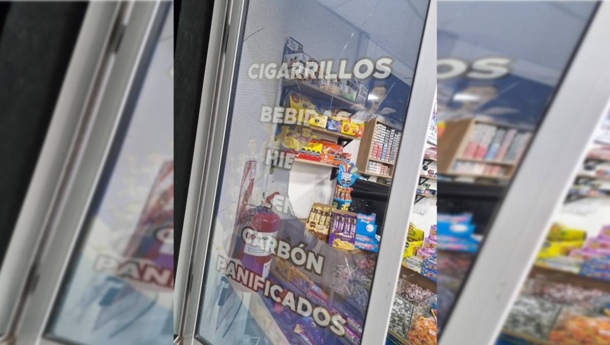 7 hombres violentaron el comercio y rompieron un vidrio.&nbsp;