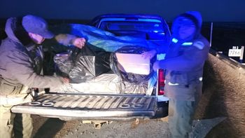 A los gendarmes que hacían un control de rutina en Tierra del Fuego les llamó la atención la lona que habían puesto para cubrir la caja de la VolksWagen Amarok. A los gendarmes que hacían un control de rutina en Tierra del Fuego les llamó la atención la lona que habían puesto para cubrir la caja de la VolksWagen Amarok.