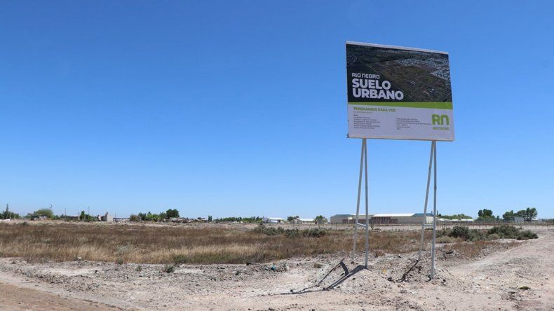 La provincia abrió los sobres con las propuestas para dotar de servicios a 330 lotes del programa Suelo Urbano en Cipolletti. La provincia abrió los sobres con las propuestas para dotar de servicios a 330 lotes del programa Suelo Urbano en Cipolletti.