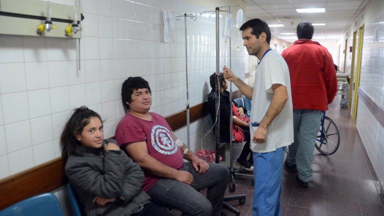 Algunos pacientes son atendidos en los pasillos. En la guardia conviven todos y los van atendiendo de acuerdo con la urgencia de cada caso.