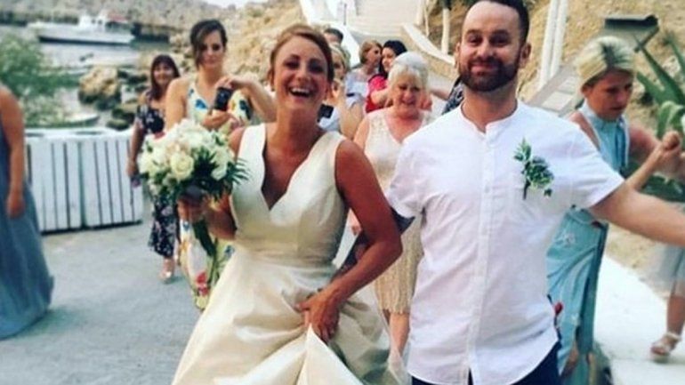 Una pareja británica se tomó una foto bastante particular tras casarse en la iglesia San Pablo