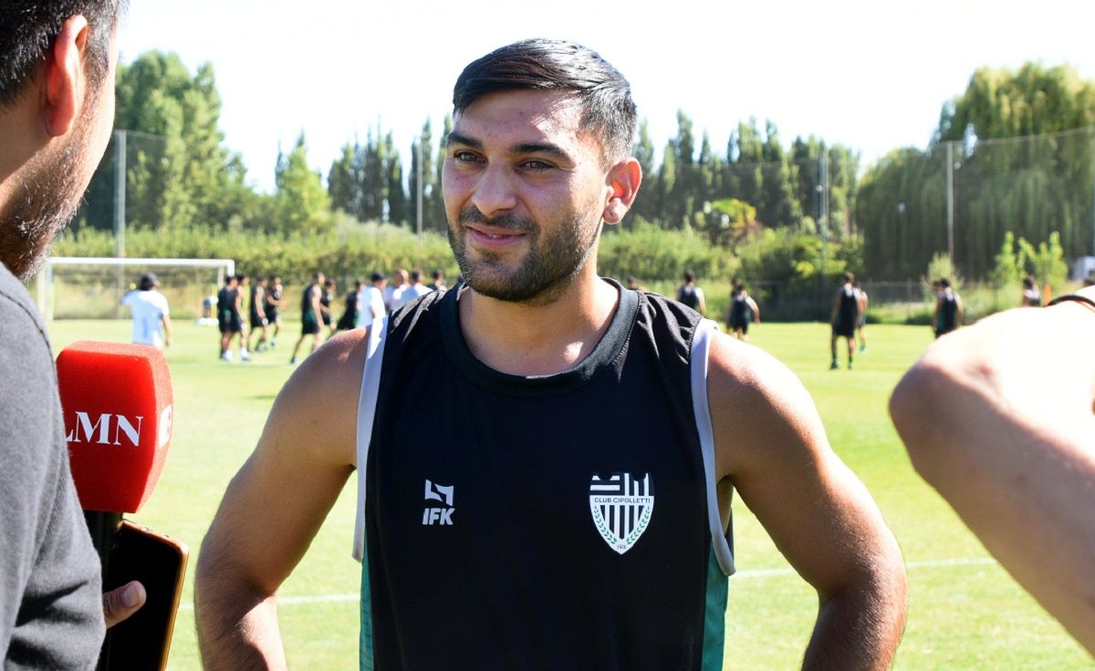 Enzo Vallejos charlando con LM en el primer entrenamiento de Cravero como DT. Fotos: Antonio Spagnuolo