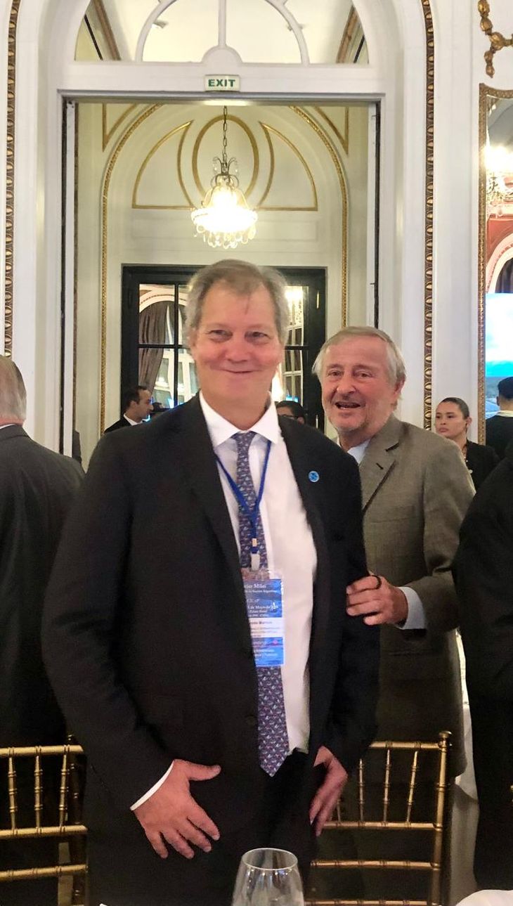 El presidente del Cicyp, y vice de la Sociedad Rural, Marcos Pereda, junto al ex de Fiat, Cristiano Rattazzi, parte de la amplia presencia empresaria en el Alvear. El presidente del Cicyp, y vice de la Sociedad Rural, Marcos Pereda, junto al ex de Fiat, Cristiano Rattazzi, parte de la amplia presencia empresaria en el Alvear.