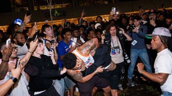 cruces y trompadas entre hinchas de new york y san antonio spurs en las finales de la nba cruces y trompadas entre hinchas de new york y san antonio spurs en las finales de la nba