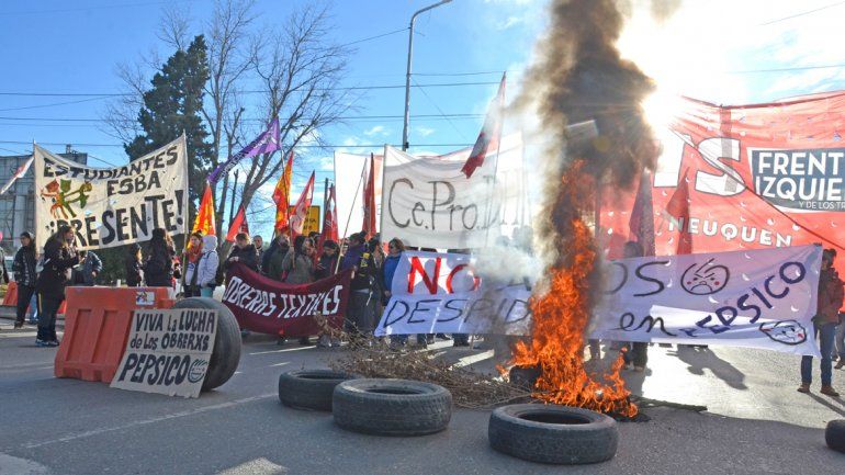 Agrupaciones se manifestaron en el puente entre Cipolletti y Neuquén.
