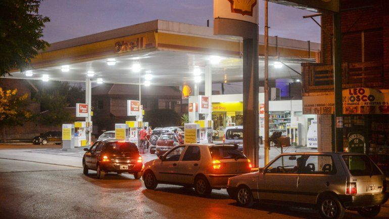 Largas filas para cargar combustible.