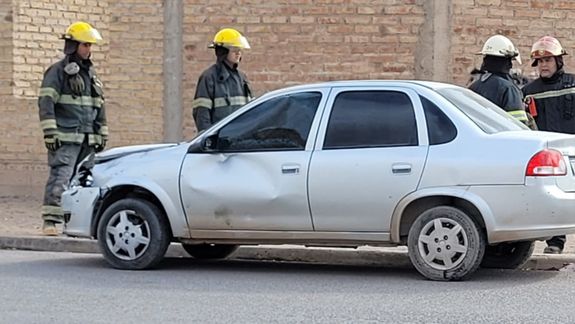 Centenario: fuerte choque entre un auto y una moto