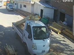 video: buscan a un trapito que robo dinero en una maderera, a plena luz del dia video: buscan a un trapito que robo dinero en una maderera, a plena luz del dia