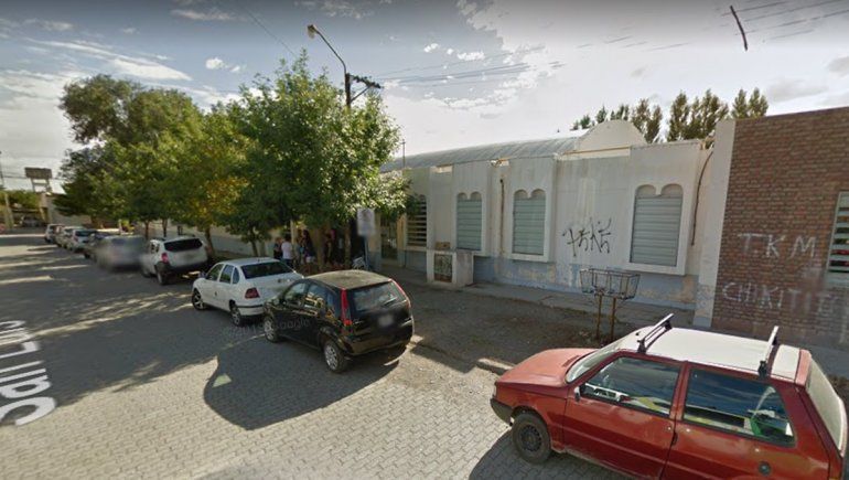 Se confundió, mandó todos sus ahorros en una lata al jardín y la seño se los devolvió