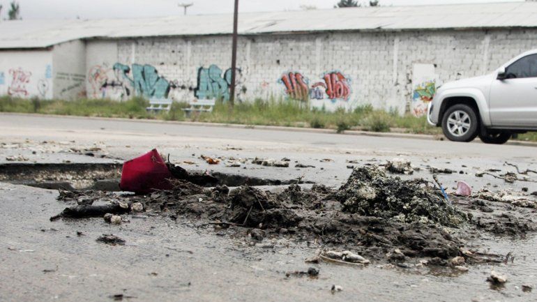 Frente a la Casa de la Cultura las roturas de cloacas son constantes.
